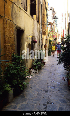 Les rues étroites de cacher des centaines de minuscules boutiques bars restaurants et hébergements à louer à Chania en Crète Banque D'Images