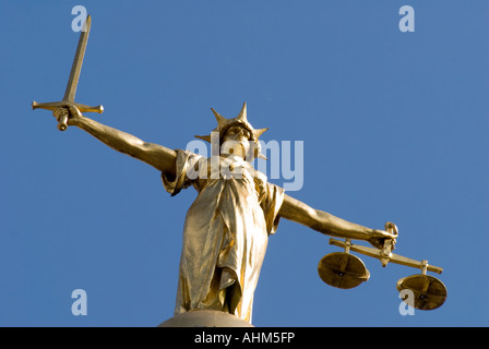 Au sommet de la statue de la Justice Lady Old Bailey, la cour pénale centrale dans la ville de London UK Banque D'Images