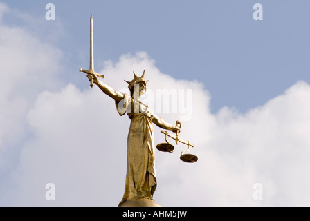 Au sommet de la statue de la Justice Lady Old Bailey, la cour pénale centrale dans la ville de London UK Banque D'Images