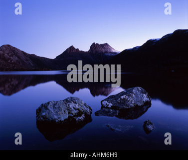 Cradle Mountain reflétée dans le lac Dove Cradle Mountain Lake St Clair National Park Tasmanie Australie Banque D'Images