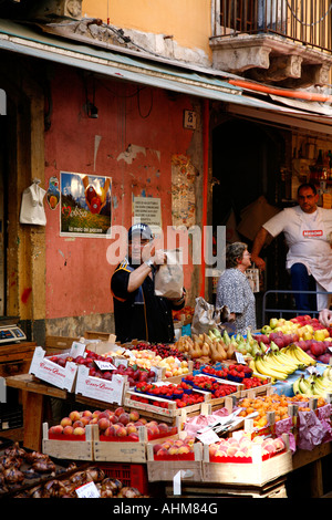 Marché alimentaire de Catane près du marché aux poissons Catane Sicile Banque D'Images