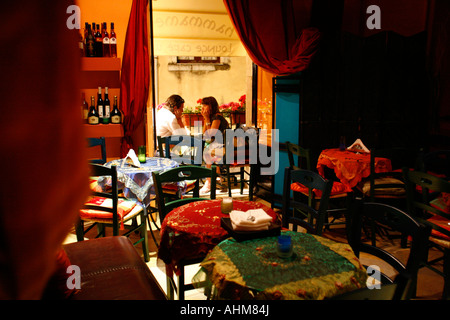 Couple assis à un restaurant appelé Hammamet à Taormina Sicile Italie Banque D'Images