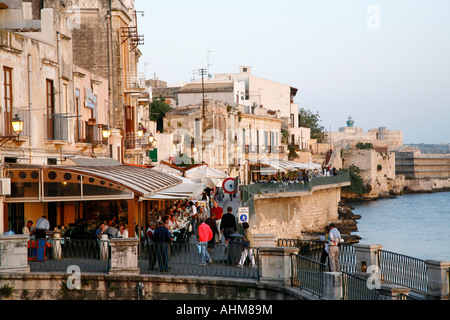 La zone du front de mer avec des restaurants de la région historique d'Ortigia Syracuse Sicile Banque D'Images