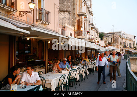 La zone du front de mer avec des restaurants de la région historique d'Ortigia Syracuse Sicile Banque D'Images