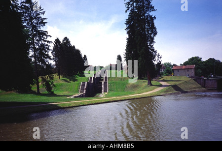 Ce vol de sept écluses au bord du canal de Briare a été construit sous le règne de Henri 4ème Rogny France Europe Banque D'Images