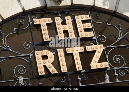 L'Hôtel Ritz signe sur Piccadilly à Londres UK Banque D'Images