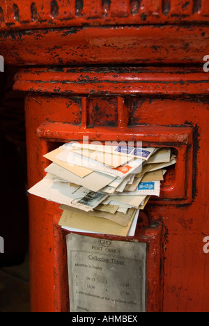 Royal Mail lettre fort bourré avec des lettres England UK Banque D'Images