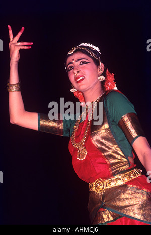 PERFORMANCE BHARATHANATYAM KERALA Banque D'Images