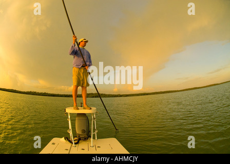 Florida Keys Guide de pêche un scrutin appartements voile tôt le matin avec la lumière Arc-en-ciel dans le fond de l'océan des Caraïbes Banque D'Images