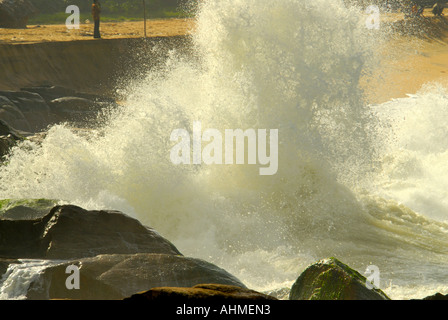 Arrimage des vagues CONTRE LA DIGUE DE PROTECTION À VIZHINJAM TRIVANDRUM Banque D'Images