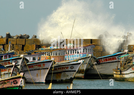 Arrimage des vagues CONTRE LA DIGUE DE PROTECTION À VIZHINJAM TRIVANDRUM Banque D'Images