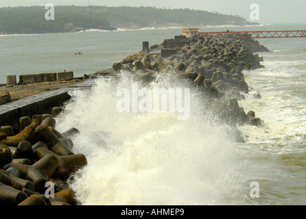 Arrimage des vagues CONTRE LA DIGUE DE PROTECTION À VIZHINJAM TRIVANDRUM Banque D'Images