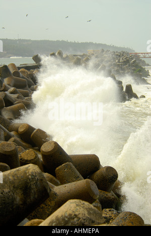 Arrimage des vagues CONTRE LA DIGUE DE PROTECTION À VIZHINJAM TRIVANDRUM Banque D'Images