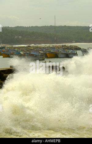 Arrimage des vagues CONTRE LA DIGUE DE PROTECTION À VIZHINJAM TRIVANDRUM Banque D'Images