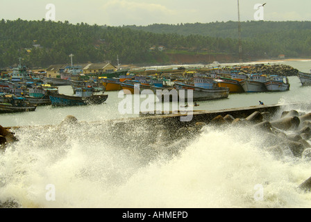 Arrimage des vagues CONTRE LA DIGUE DE PROTECTION À VIZHINJAM TRIVANDRUM Banque D'Images