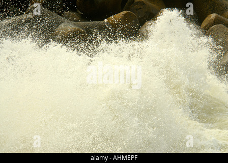 Arrimage des vagues CONTRE LA DIGUE DE PROTECTION À VIZHINJAM TRIVANDRUM Banque D'Images