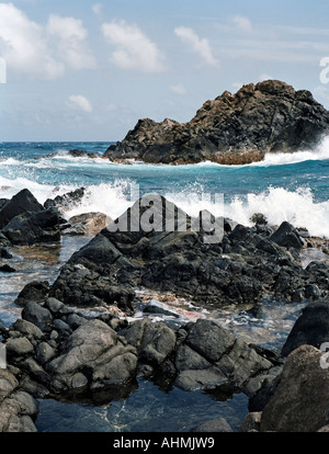 La mer mauvaise caractéristique d'Aruba le littoral atlantique contre les eaux calmes à proximité de la Piscine Naturelle Arikok NP Banque D'Images