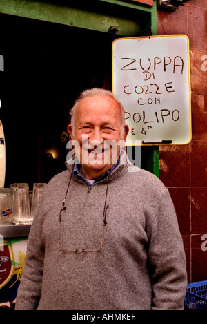 Naples Italie Italian restaurant bar café terrasse trottoir vieil homme Spaccanapoli Toledo Banque D'Images