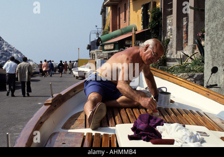 Camogli est un petit village de pêcheurs italiens et touristique situé dans la province de Gênes sur la Riviera Italienne Banque D'Images