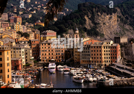 Camogli est un petit village de pêcheurs italiens et touristique situé dans la province de Gênes sur la Riviera Italienne Banque D'Images