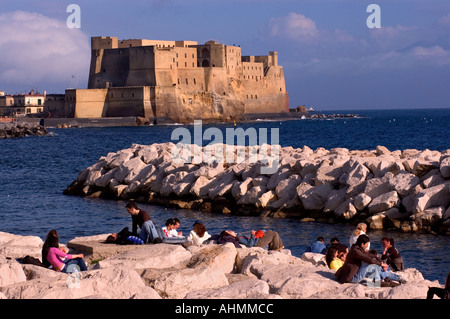 Le château Castel dell'Ovo Mergellina Baie de Naples en Italie Campanie Méditerranée Via Caracciolo Riviera di Chiaia Banque D'Images