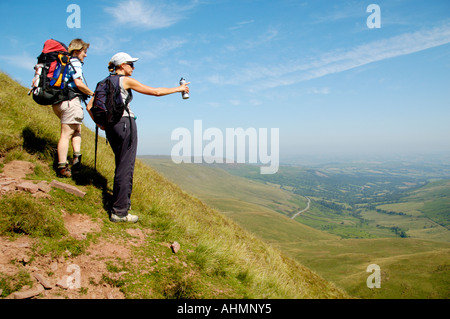 Visite guidée à pied du ventilateur au groupe ordre croissant Fawr Histoire armoiries dans le parc national de Brecon Beacons Powys Pays de Galles du sud de l'UE UK GO Banque D'Images