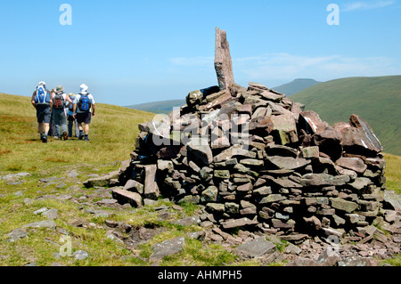 Visite guidée à pied laissez-passer de groupe cairn Lila ventilateur tout en marchant dans le parc national de Brecon Beacons Powys South Wales UK Banque D'Images