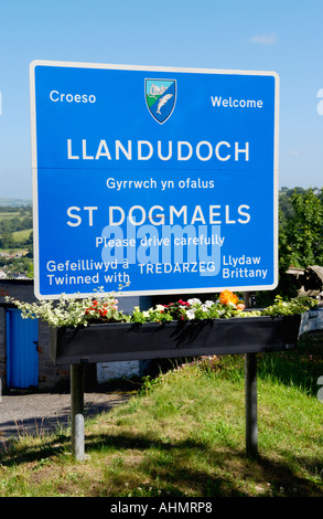 Langue Bilingue Anglais gallois signe tourisme bleu Bienvenue à St Dogmaels West Wales Pembrokeshire UK Banque D'Images