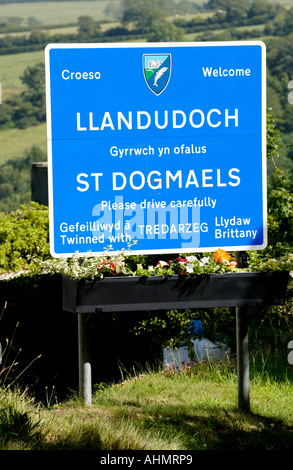 Langue Bilingue Anglais gallois signe tourisme bleu Bienvenue à St Dogmaels West Wales Pembrokeshire UK Banque D'Images