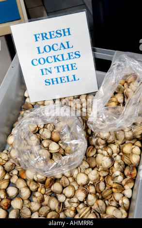 Carol Watts Gower coques et fruits en décrochage du marché alimentaire intérieur Swansea Pays de Galles UK UE GO Banque D'Images