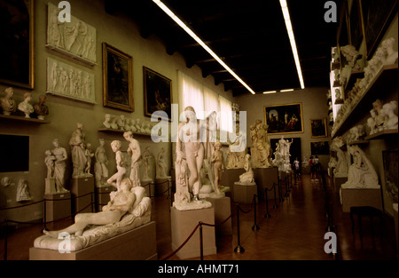 La galerie de moulages en plâtre historique Gipsoteca Bartolini présentant des sculptures de Lorenzo Bartolini Galleria dell'Accademia à Florence, Italie. Banque D'Images