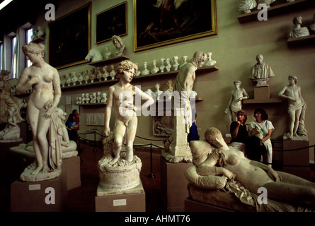 La galerie de moulages en plâtre historique Gipsoteca Bartolini présentant des sculptures de Lorenzo Bartolini Galleria dell'Accademia à Florence, Italie. Banque D'Images