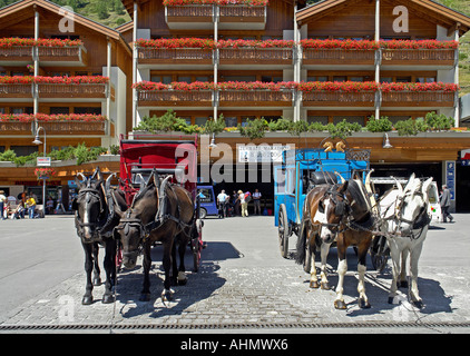 Calèches en attente d'affaires dans la place principale de Zermatt Suisse Banque D'Images