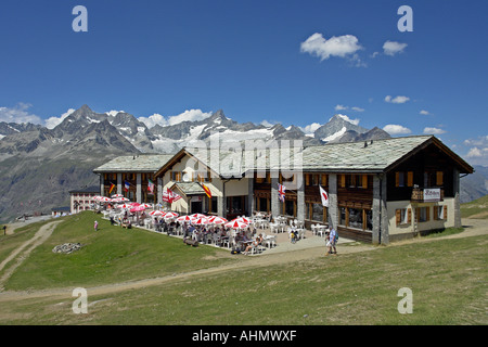 Weisshorn et Zinalrothorn Gabelhorn gamme de 4000 mètres et les montagnes avec Restaurant Riffelberg en premier plan. Banque D'Images