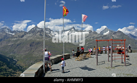 Weisshorn et Zinalrothorn Gabelhorn gamme de plus de 4000 mètres de montagnes Riffelberg avec les spectateurs à l'avant-plan Banque D'Images