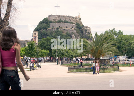 La Spianada et ancienne forteresse, Kerkyra, Corfou, Grèce, Europe, personne personnes homme femme enfant costume de marche promenade promenade à pied Banque D'Images