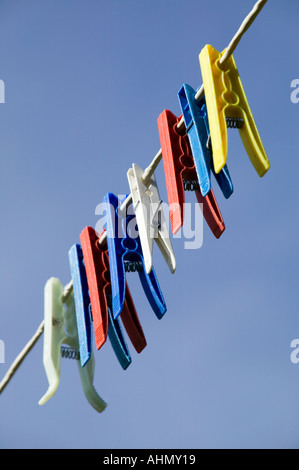 Une rangée de des pinces à linge sur un étendoir Banque D'Images