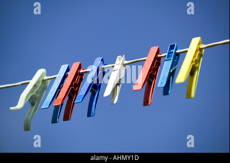 Une rangée de des pinces à linge sur un étendoir Banque D'Images