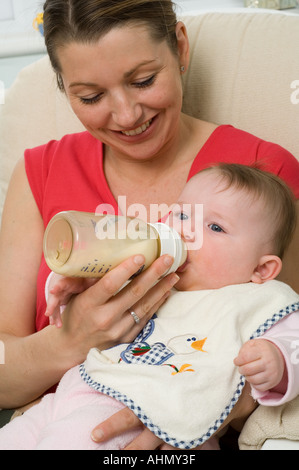 Bottle fed 5 mois bébé avec mère Banque D'Images