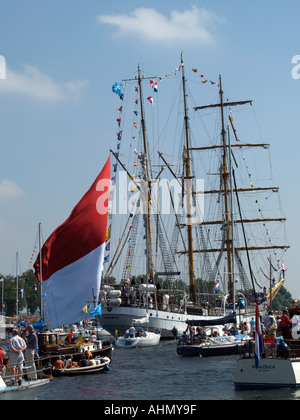 Grand voilier indonésien Dewaruci sporting un immense drapeau à la Sail Amsterdam 2005 Tall Ship cas aux Pays-Bas Banque D'Images