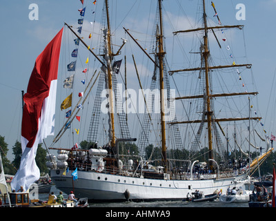 Grand voilier indonésien Dewaruci sporting un immense drapeau à la Sail Amsterdam 2005 Tall Ship cas aux Pays-Bas Banque D'Images