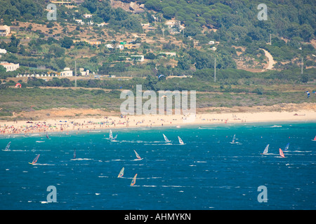 Près de Tarifa Costa de la Luz Cadix province Espagne windsurfeurs off Punta Paloma Banque D'Images