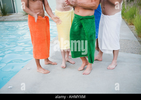 Les hommes de serviettes par piscine Banque D'Images