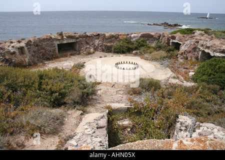 Vestiges de la Seconde Guerre mondiale, deux postes d'artillerie sur la côte de St Antioco Island près de Calasetta Sardaigne Italie Banque D'Images