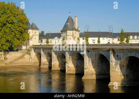 Le Pont Henri IV (terminé en 1611) de l'autre côté de la rivière Vienne, Châtellerault, France. Banque D'Images