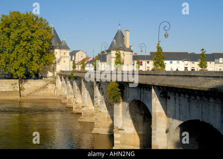 Le Pont Henri IV (terminé en 1611) de l'autre côté de la rivière Vienne, Châtellerault, France. Banque D'Images