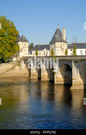 Le Pont Henri IV (terminé en 1611) de l'autre côté de la rivière Vienne, Châtellerault, France. Banque D'Images