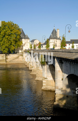 Le Pont Henri IV (terminé en 1611) de l'autre côté de la rivière Vienne, Châtellerault, France. Banque D'Images