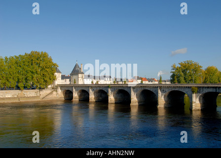 Le Pont Henri IV (terminé en 1611) de l'autre côté de la rivière Vienne, Châtellerault, France. Banque D'Images