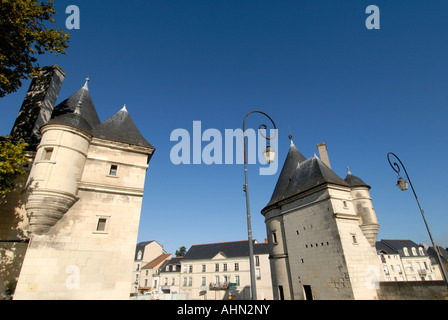 Gatehouse sur le Pont Henri IV (terminé en 1611) de l'autre côté de la rivière Vienne, Châtellerault, France. Banque D'Images